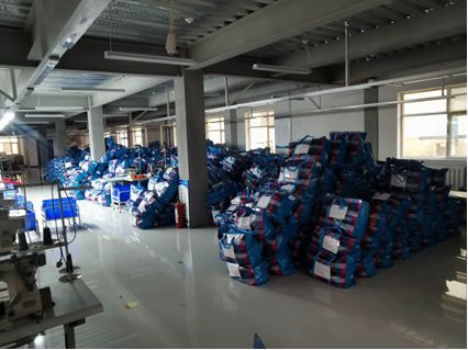 我在服裝廠做小工,女主管拉開衣領給我看,讓我要她